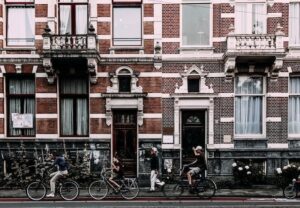 Modern cities use bicycles more than cars and buses